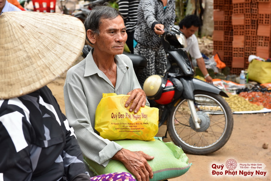Quỹ Đạo Phật Ngày Nay: Tổng Kết Chương Trình Trao tặng quà cho nạn nhân chất độc da cam tại Tây Ninh ( C81)