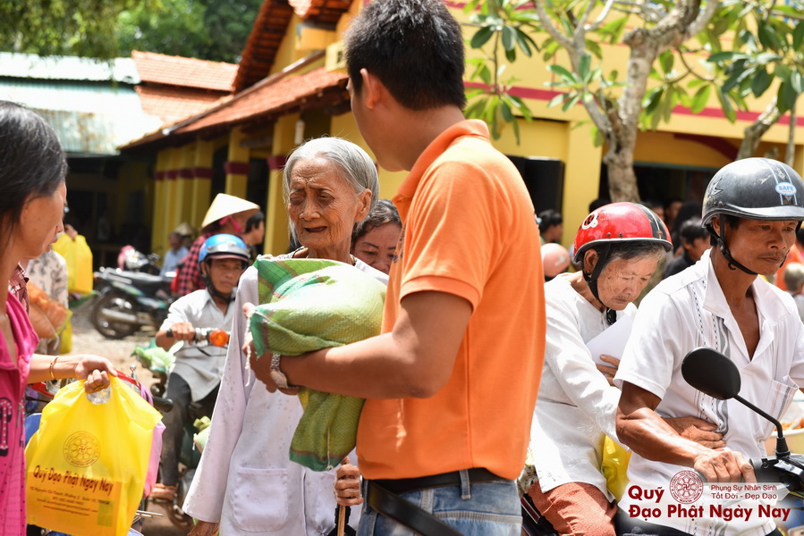 Quỹ Đạo Phật Ngày Nay: Tổng Kết Chương Trình Trao tặng quà cho nạn nhân chất độc da cam tại Tây Ninh ( C81)