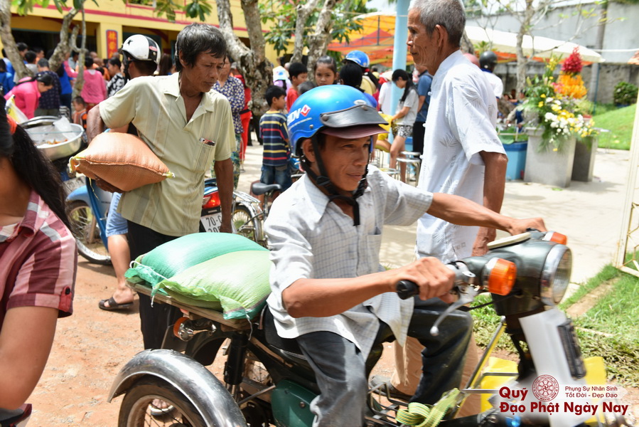 Quỹ Đạo Phật Ngày Nay: Tổng Kết Chương Trình Trao tặng quà cho nạn nhân chất độc da cam tại Tây Ninh ( C81)