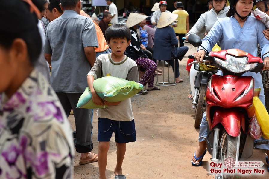 Quỹ Đạo Phật Ngày Nay: Tổng Kết Chương Trình Trao tặng quà cho nạn nhân chất độc da cam tại Tây Ninh ( C81)
