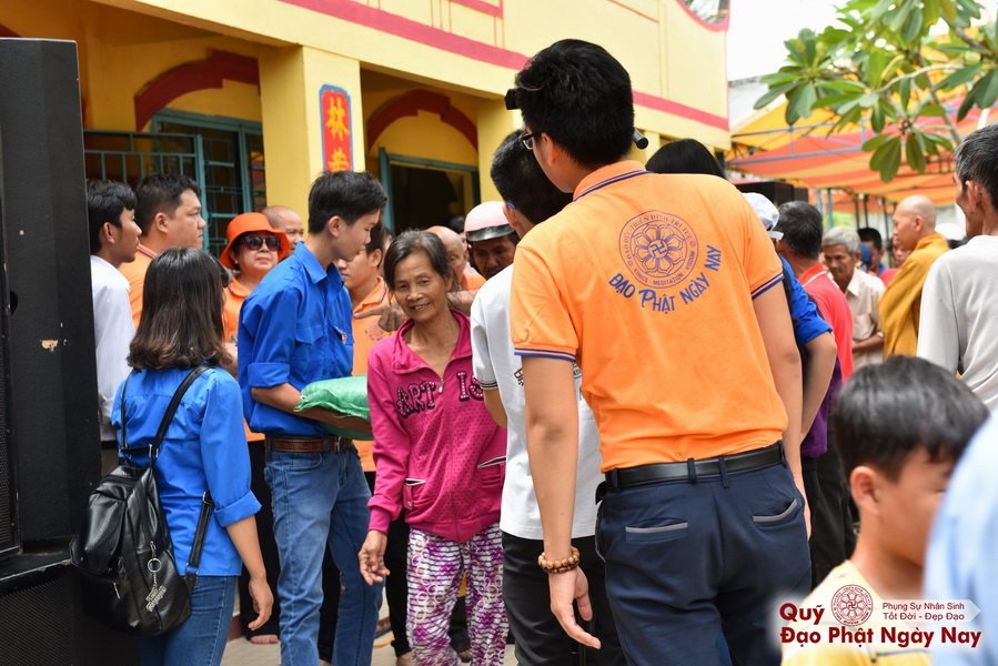 Quỹ Đạo Phật Ngày Nay: Tổng Kết Chương Trình Trao tặng quà cho nạn nhân chất độc da cam tại Tây Ninh ( C81)