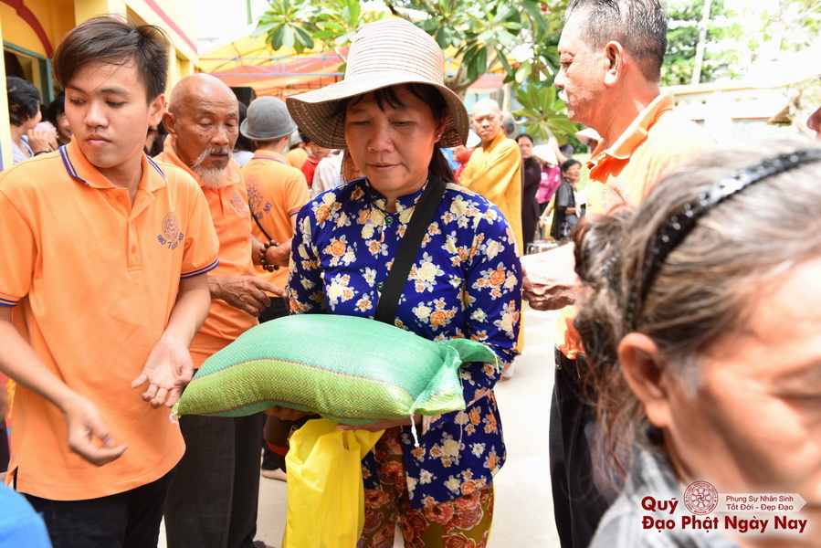 Quỹ Đạo Phật Ngày Nay: Tổng Kết Chương Trình Trao tặng quà cho nạn nhân chất độc da cam tại Tây Ninh ( C81)