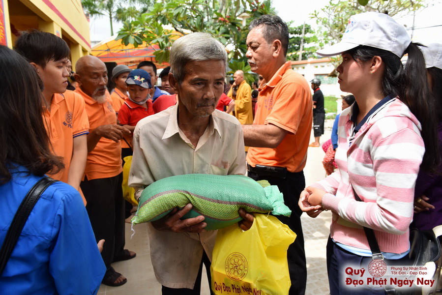 Quỹ Đạo Phật Ngày Nay: Tổng Kết Chương Trình Trao tặng quà cho nạn nhân chất độc da cam tại Tây Ninh ( C81)