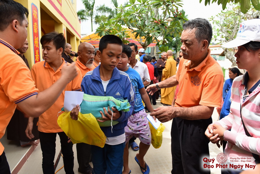 Quỹ Đạo Phật Ngày Nay: Tổng Kết Chương Trình Trao tặng quà cho nạn nhân chất độc da cam tại Tây Ninh ( C81)