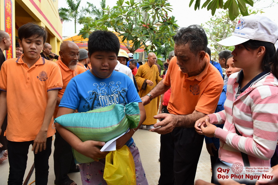 Quỹ Đạo Phật Ngày Nay: Tổng Kết Chương Trình Trao tặng quà cho nạn nhân chất độc da cam tại Tây Ninh ( C81)