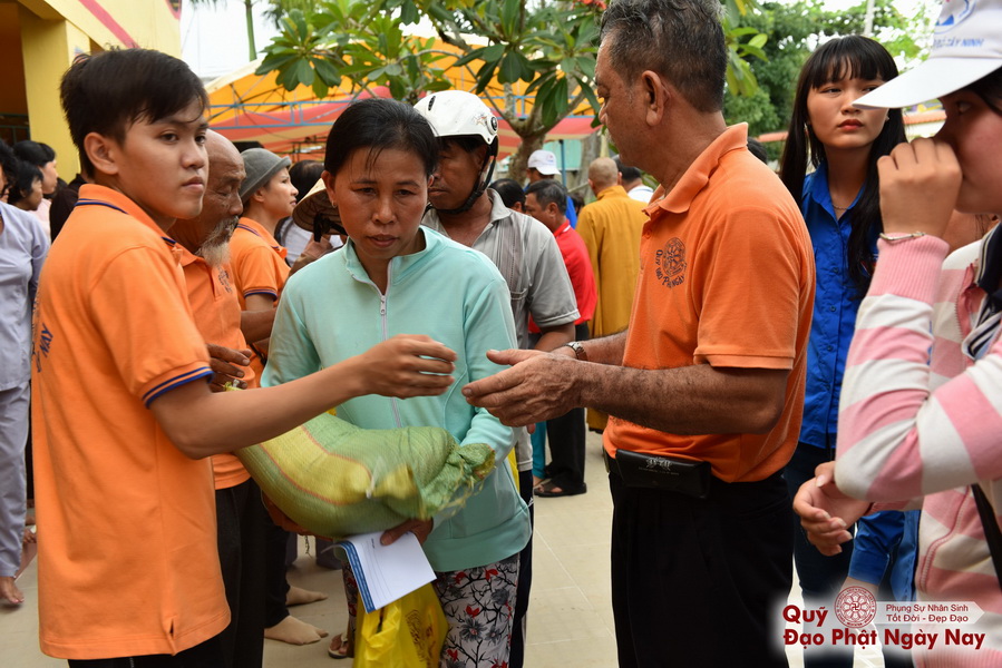 Quỹ Đạo Phật Ngày Nay: Tổng Kết Chương Trình Trao tặng quà cho nạn nhân chất độc da cam tại Tây Ninh ( C81)