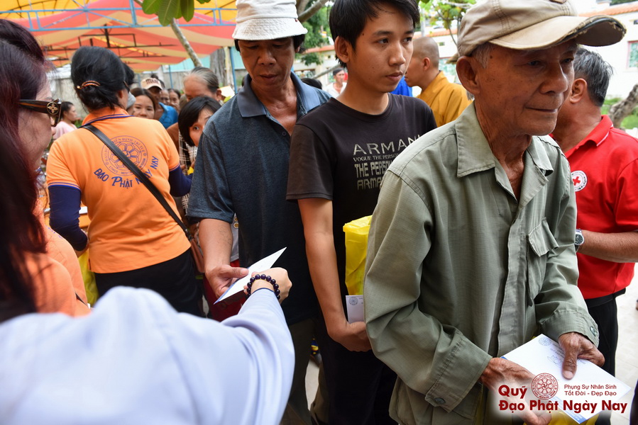 Quỹ Đạo Phật Ngày Nay: Tổng Kết Chương Trình Trao tặng quà cho nạn nhân chất độc da cam tại Tây Ninh ( C81)