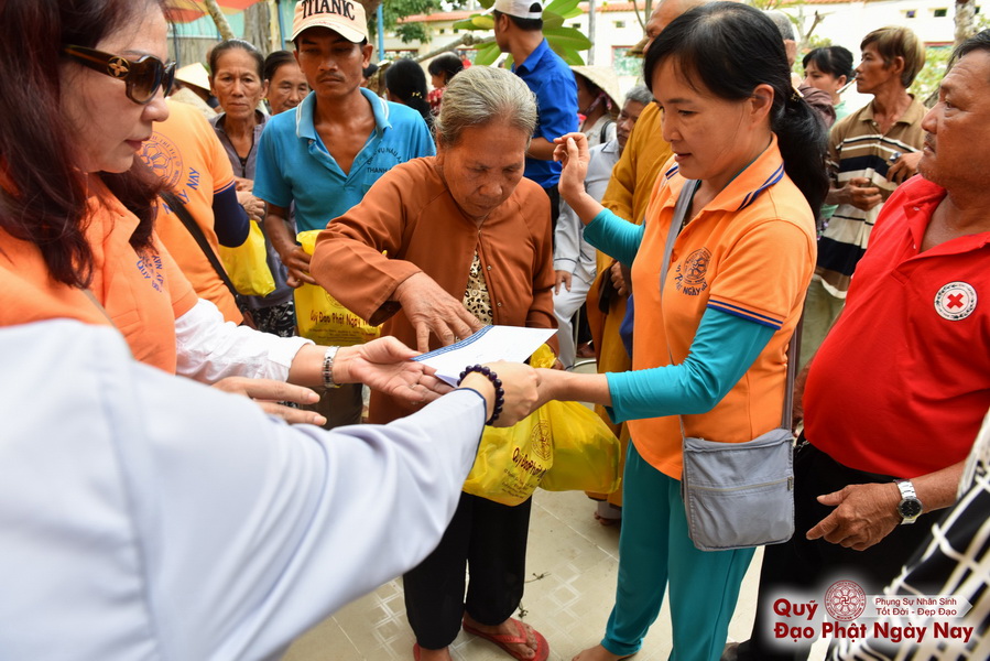 Quỹ Đạo Phật Ngày Nay: Tổng Kết Chương Trình Trao tặng quà cho nạn nhân chất độc da cam tại Tây Ninh ( C81)
