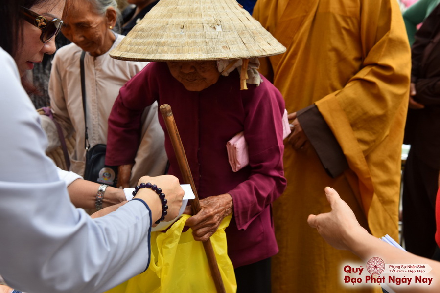 Quỹ Đạo Phật Ngày Nay: Tổng Kết Chương Trình Trao tặng quà cho nạn nhân chất độc da cam tại Tây Ninh ( C81)