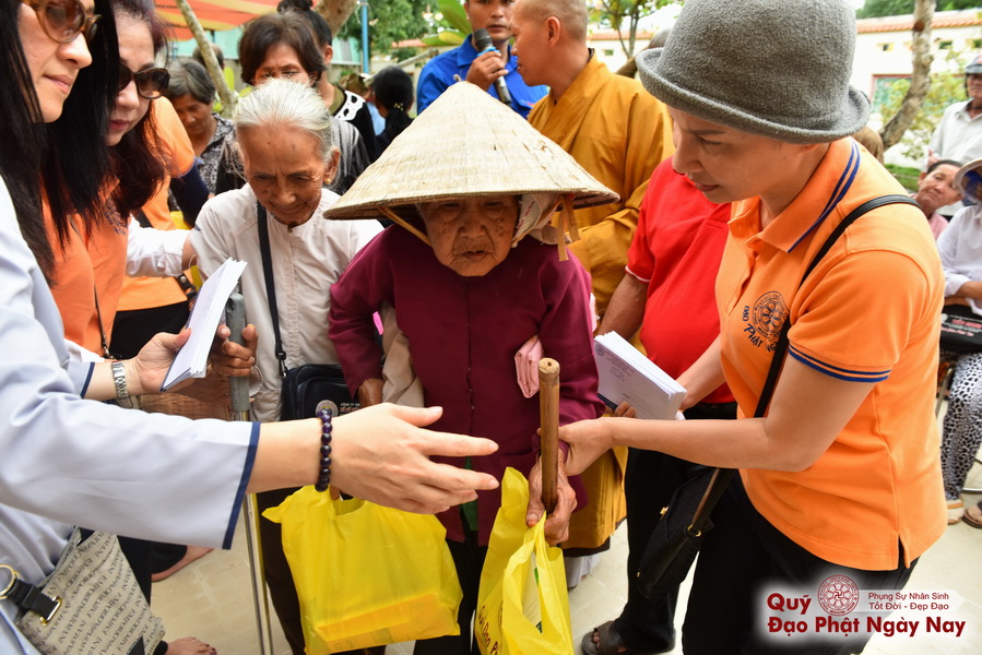 Quỹ Đạo Phật Ngày Nay: Tổng Kết Chương Trình Trao tặng quà cho nạn nhân chất độc da cam tại Tây Ninh ( C81)