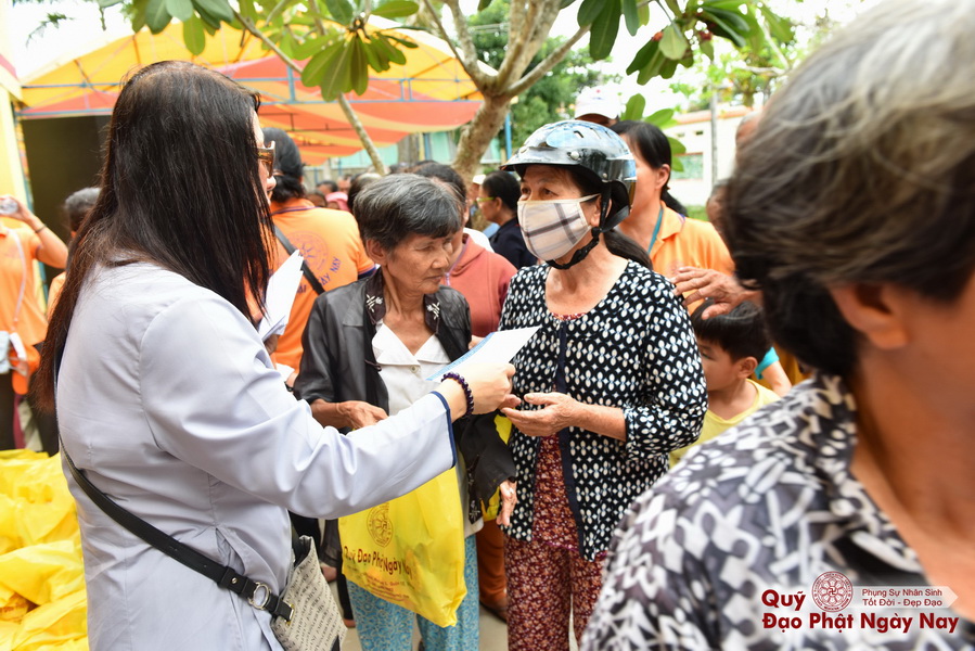 Quỹ Đạo Phật Ngày Nay: Tổng Kết Chương Trình Trao tặng quà cho nạn nhân chất độc da cam tại Tây Ninh ( C81)