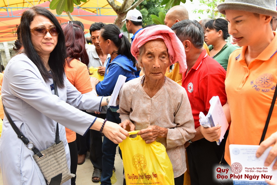 Quỹ Đạo Phật Ngày Nay: Tổng Kết Chương Trình Trao tặng quà cho nạn nhân chất độc da cam tại Tây Ninh ( C81)