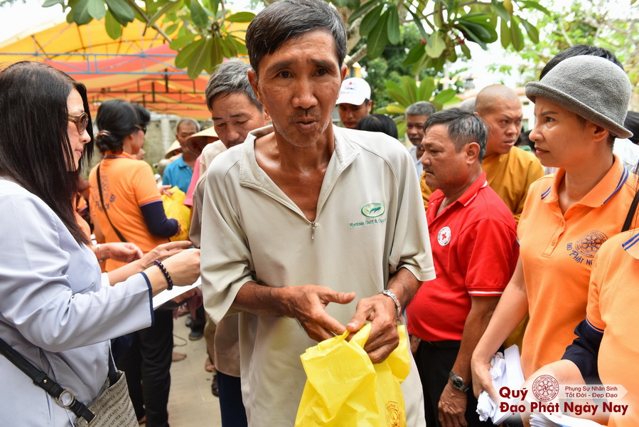 Quỹ Đạo Phật Ngày Nay: Tổng Kết Chương Trình Trao tặng quà cho nạn nhân chất độc da cam tại Tây Ninh ( C81)