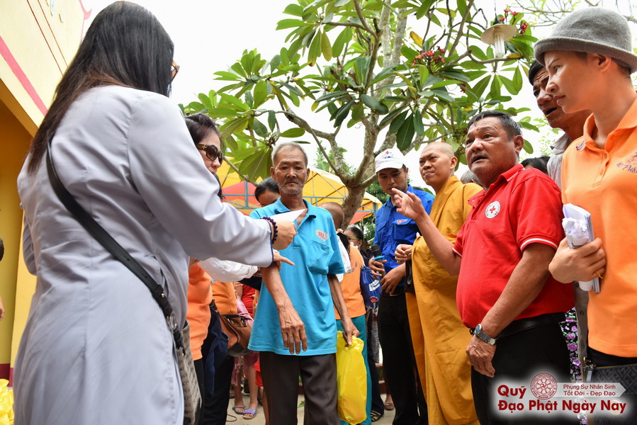 Quỹ Đạo Phật Ngày Nay: Tổng Kết Chương Trình Trao tặng quà cho nạn nhân chất độc da cam tại Tây Ninh ( C81)