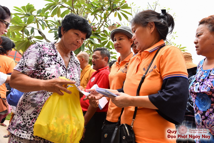 Quỹ Đạo Phật Ngày Nay: Tổng Kết Chương Trình Trao tặng quà cho nạn nhân chất độc da cam tại Tây Ninh ( C81)