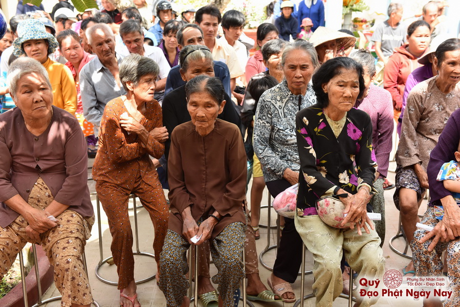 Quỹ Đạo Phật Ngày Nay: Tổng Kết Chương Trình Trao tặng quà cho nạn nhân chất độc da cam tại Tây Ninh ( C81)