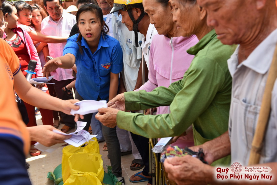 Quỹ Đạo Phật Ngày Nay: Tổng Kết Chương Trình Trao tặng quà cho nạn nhân chất độc da cam tại Tây Ninh ( C81)