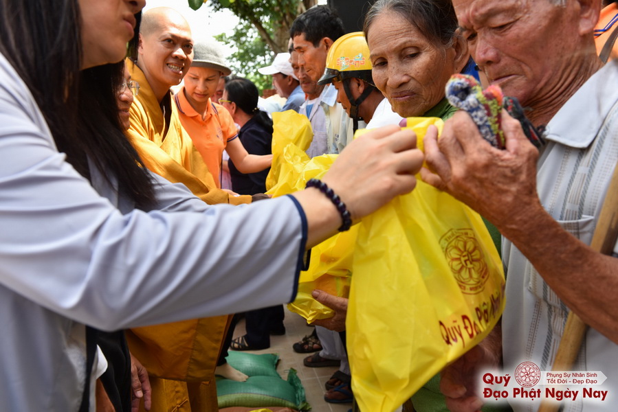 Quỹ Đạo Phật Ngày Nay: Tổng Kết Chương Trình Trao tặng quà cho nạn nhân chất độc da cam tại Tây Ninh ( C81)