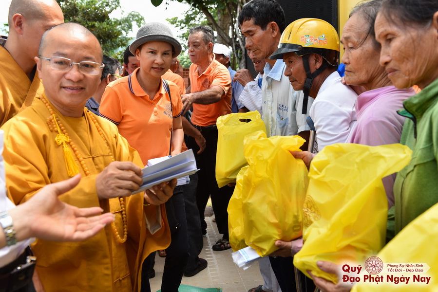 Quỹ Đạo Phật Ngày Nay: Tổng Kết Chương Trình Trao tặng quà cho nạn nhân chất độc da cam tại Tây Ninh ( C81)