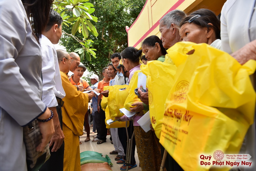 Quỹ Đạo Phật Ngày Nay: Tổng Kết Chương Trình Trao tặng quà cho nạn nhân chất độc da cam tại Tây Ninh ( C81)