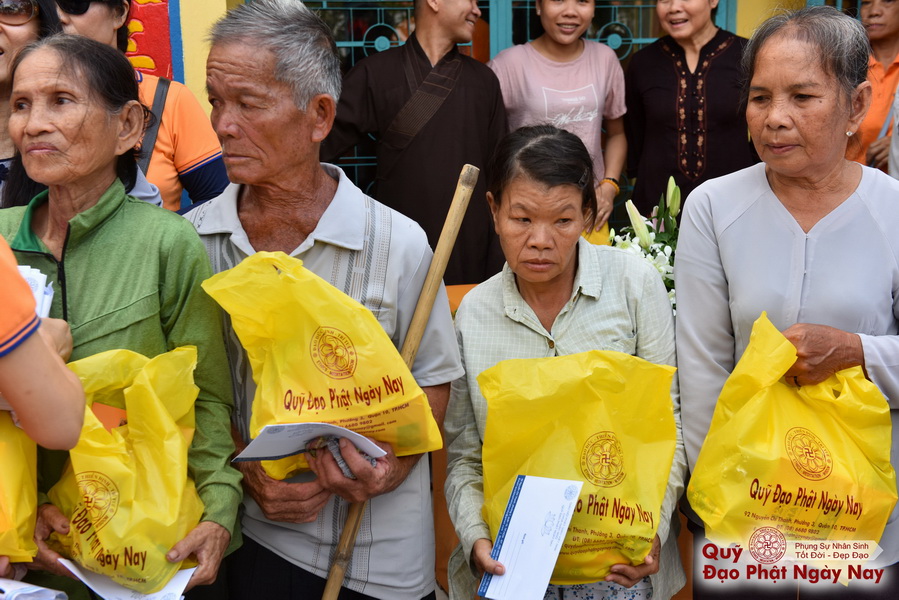 Quỹ Đạo Phật Ngày Nay: Tổng Kết Chương Trình Trao tặng quà cho nạn nhân chất độc da cam tại Tây Ninh ( C81)