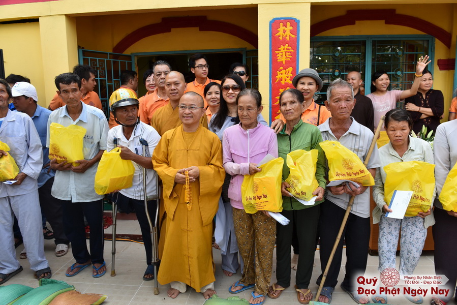 Quỹ Đạo Phật Ngày Nay: Tổng Kết Chương Trình Trao tặng quà cho nạn nhân chất độc da cam tại Tây Ninh ( C81)