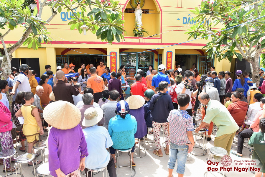 Quỹ Đạo Phật Ngày Nay: Tổng Kết Chương Trình Trao tặng quà cho nạn nhân chất độc da cam tại Tây Ninh ( C81)
