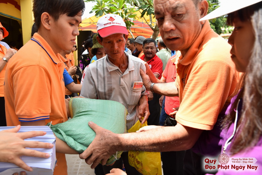 Quỹ Đạo Phật Ngày Nay: Tổng Kết Chương Trình Trao tặng quà cho nạn nhân chất độc da cam tại Tây Ninh ( C81)