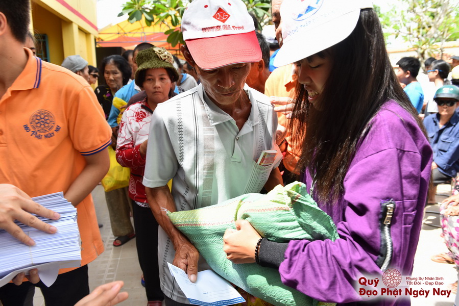 Quỹ Đạo Phật Ngày Nay: Tổng Kết Chương Trình Trao tặng quà cho nạn nhân chất độc da cam tại Tây Ninh ( C81)