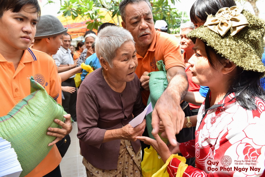 Quỹ Đạo Phật Ngày Nay: Tổng Kết Chương Trình Trao tặng quà cho nạn nhân chất độc da cam tại Tây Ninh ( C81)
