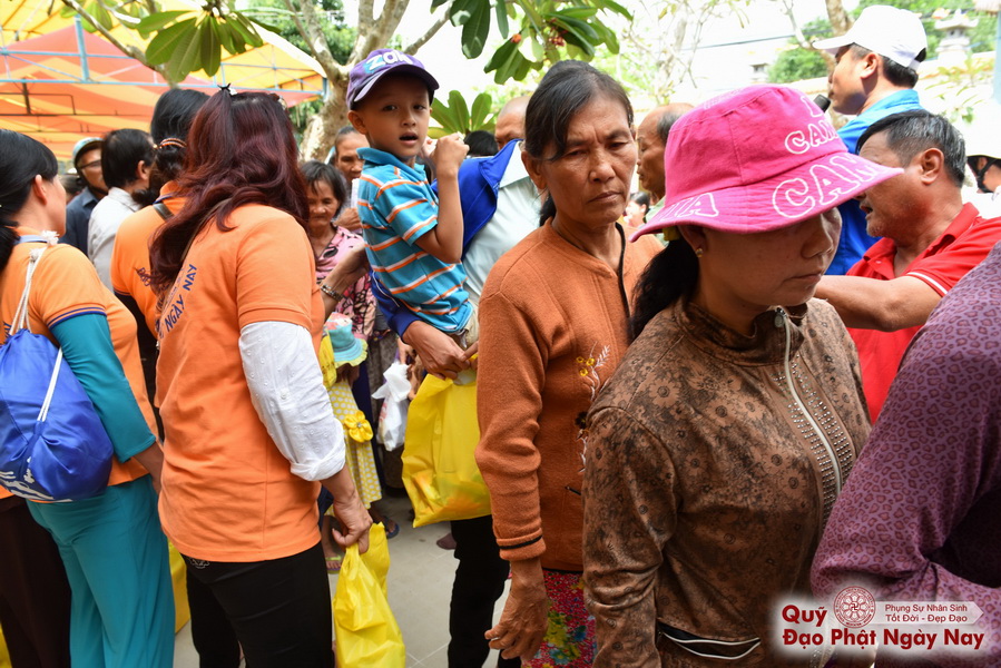 Quỹ Đạo Phật Ngày Nay: Tổng Kết Chương Trình Trao tặng quà cho nạn nhân chất độc da cam tại Tây Ninh ( C81)