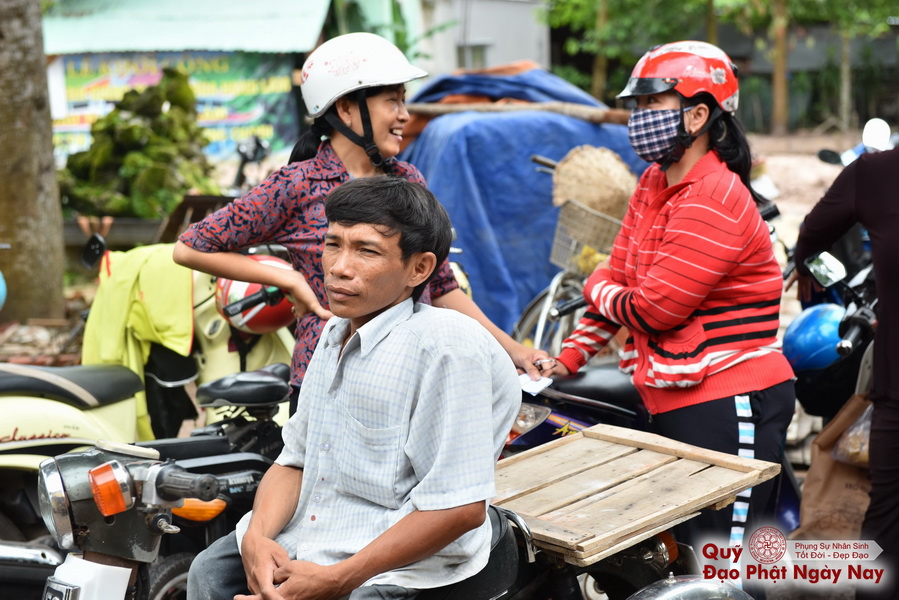Quỹ Đạo Phật Ngày Nay: Tổng Kết Chương Trình Trao tặng quà cho nạn nhân chất độc da cam tại Tây Ninh ( C81)