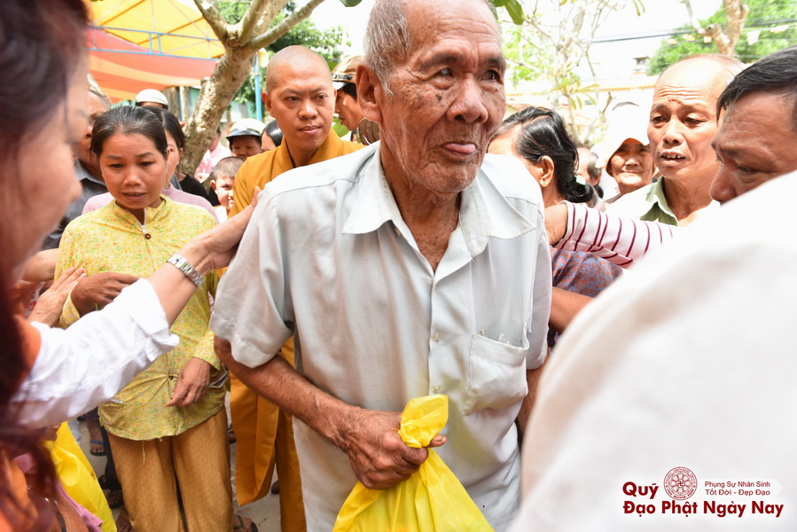 Quỹ Đạo Phật Ngày Nay: Tổng Kết Chương Trình Trao tặng quà cho nạn nhân chất độc da cam tại Tây Ninh ( C81)