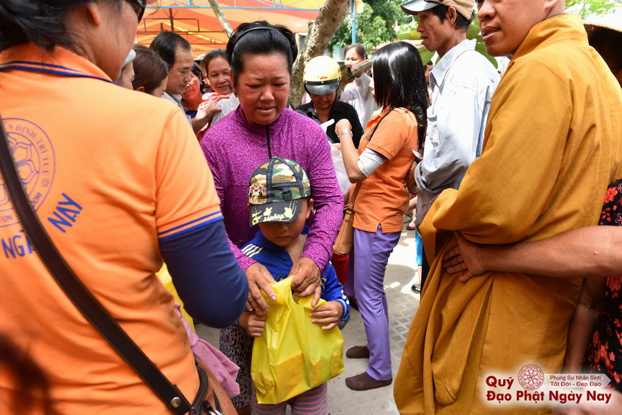Quỹ Đạo Phật Ngày Nay: Tổng Kết Chương Trình Trao tặng quà cho nạn nhân chất độc da cam tại Tây Ninh ( C81)