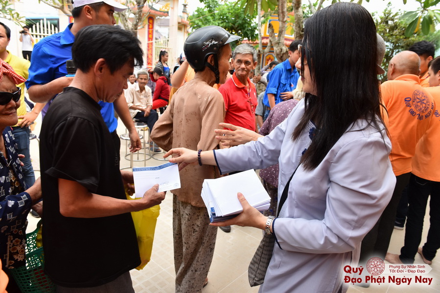 Quỹ Đạo Phật Ngày Nay: Tổng Kết Chương Trình Trao tặng quà cho nạn nhân chất độc da cam tại Tây Ninh ( C81)
