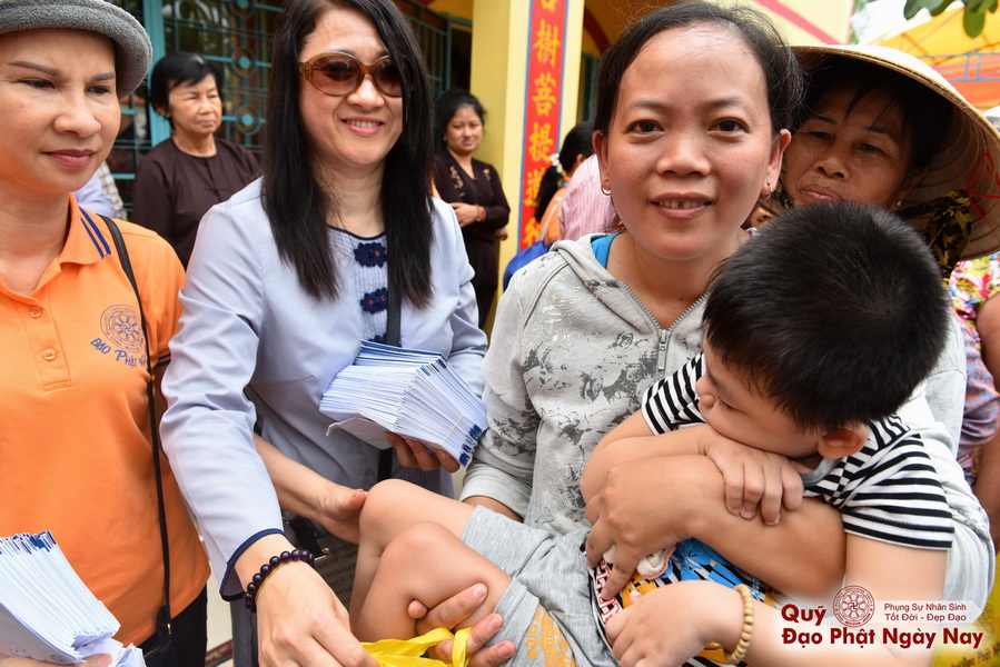 Quỹ Đạo Phật Ngày Nay: Tổng Kết Chương Trình Trao tặng quà cho nạn nhân chất độc da cam tại Tây Ninh ( C81)