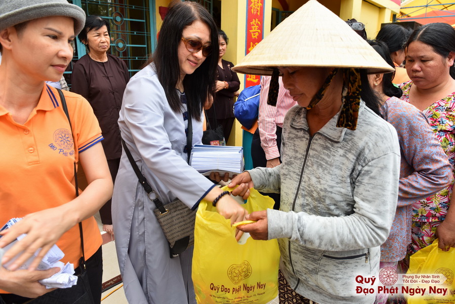 Quỹ Đạo Phật Ngày Nay: Tổng Kết Chương Trình Trao tặng quà cho nạn nhân chất độc da cam tại Tây Ninh ( C81)