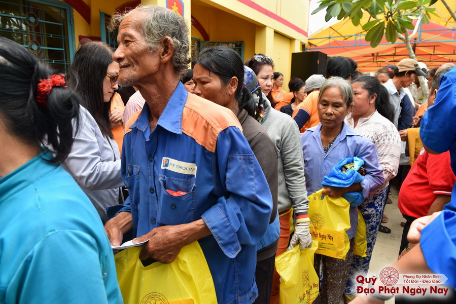 Quỹ Đạo Phật Ngày Nay: Tổng Kết Chương Trình Trao tặng quà cho nạn nhân chất độc da cam tại Tây Ninh ( C81)