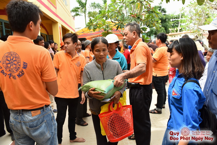 Quỹ Đạo Phật Ngày Nay: Tổng Kết Chương Trình Trao tặng quà cho nạn nhân chất độc da cam tại Tây Ninh ( C81)