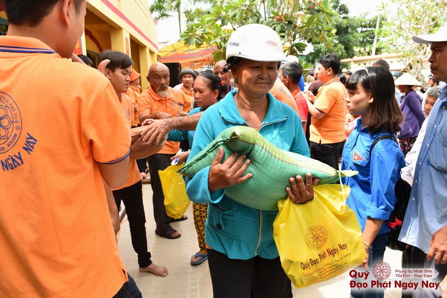 Quỹ Đạo Phật Ngày Nay: Tổng Kết Chương Trình Trao tặng quà cho nạn nhân chất độc da cam tại Tây Ninh ( C81)