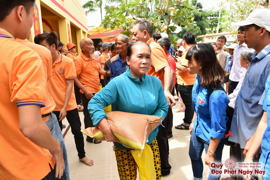 Quỹ Đạo Phật Ngày Nay: Tổng Kết Chương Trình Trao tặng quà cho nạn nhân chất độc da cam tại Tây Ninh ( C81)
