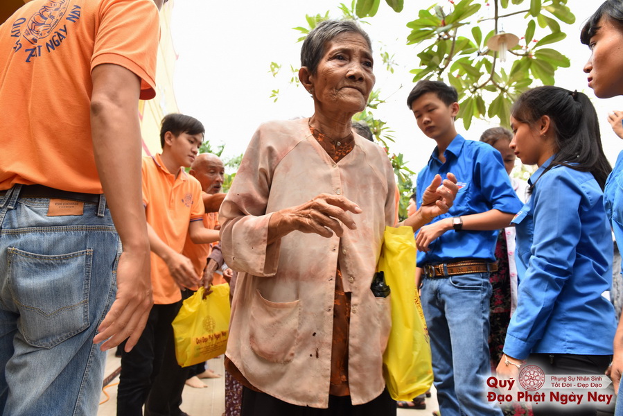Quỹ Đạo Phật Ngày Nay: Tổng Kết Chương Trình Trao tặng quà cho nạn nhân chất độc da cam tại Tây Ninh ( C81)