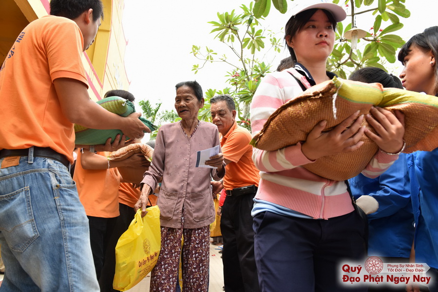 Quỹ Đạo Phật Ngày Nay: Tổng Kết Chương Trình Trao tặng quà cho nạn nhân chất độc da cam tại Tây Ninh ( C81)