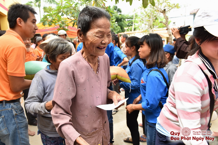 Quỹ Đạo Phật Ngày Nay: Tổng Kết Chương Trình Trao tặng quà cho nạn nhân chất độc da cam tại Tây Ninh ( C81)