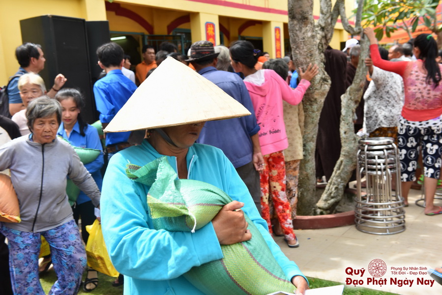 Quỹ Đạo Phật Ngày Nay: Tổng Kết Chương Trình Trao tặng quà cho nạn nhân chất độc da cam tại Tây Ninh ( C81)