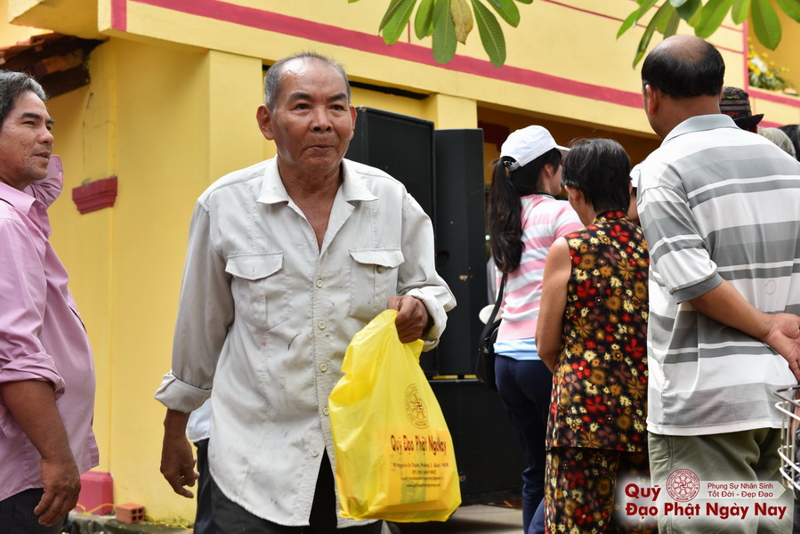 Quỹ Đạo Phật Ngày Nay: Tổng Kết Chương Trình Trao tặng quà cho nạn nhân chất độc da cam tại Tây Ninh ( C81)