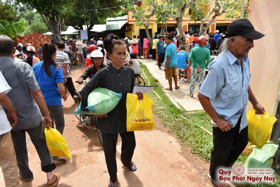 Quỹ Đạo Phật Ngày Nay: Tổng Kết Chương Trình Trao tặng quà cho nạn nhân chất độc da cam tại Tây Ninh ( C81)