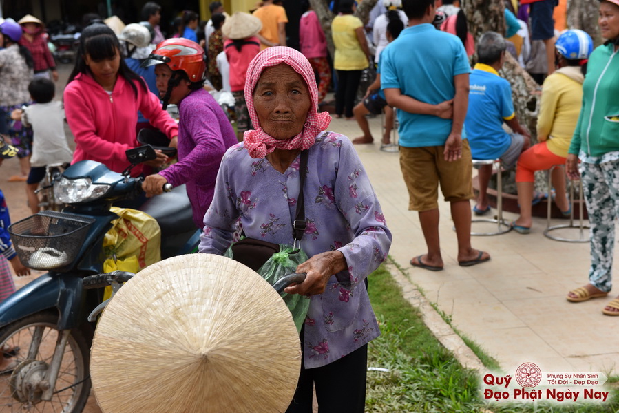 Quỹ Đạo Phật Ngày Nay: Tổng Kết Chương Trình Trao tặng quà cho nạn nhân chất độc da cam tại Tây Ninh ( C81)