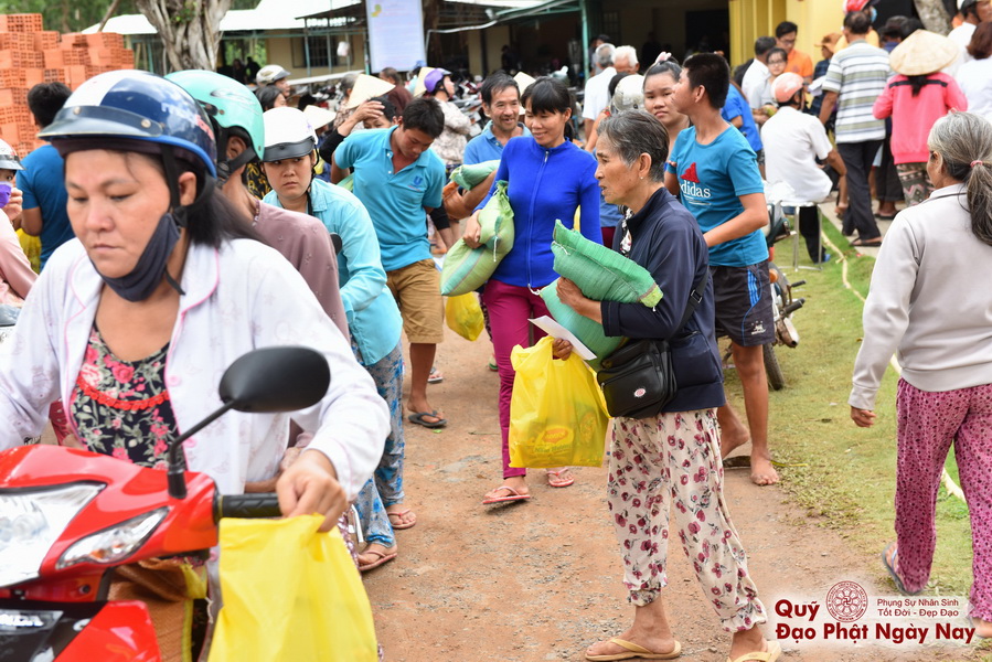 Quỹ Đạo Phật Ngày Nay: Tổng Kết Chương Trình Trao tặng quà cho nạn nhân chất độc da cam tại Tây Ninh ( C81)