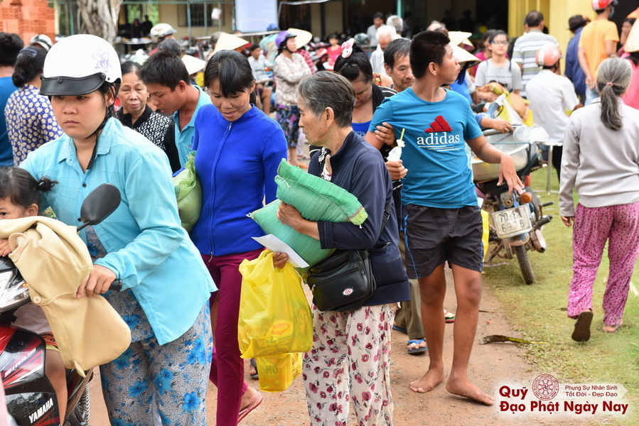 Quỹ Đạo Phật Ngày Nay: Tổng Kết Chương Trình Trao tặng quà cho nạn nhân chất độc da cam tại Tây Ninh ( C81)